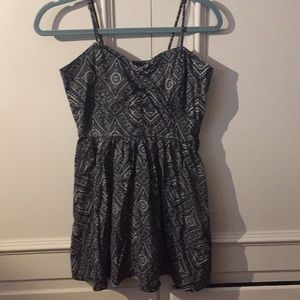 Patterned sweetheart dress